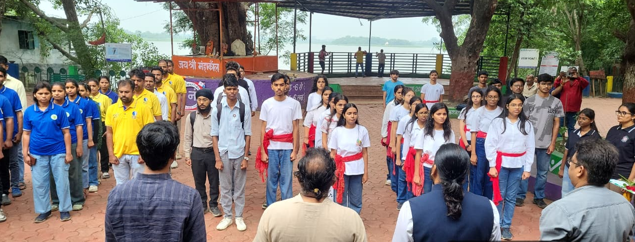 IET-DAVV NSS Volunteers Join ‘Ek Ped Maa Ke Naam’ Initiative at Sirpur Talab