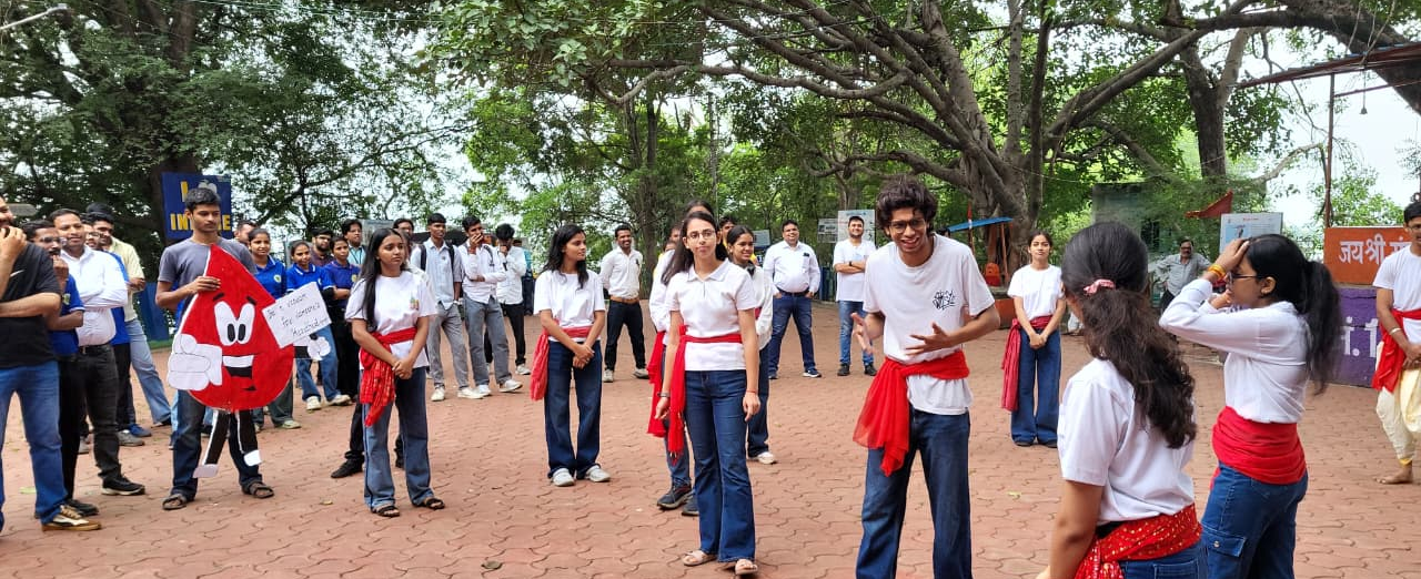 IET-DAVV NSS Volunteers Join ‘Ek Ped Maa Ke Naam’ Initiative at Sirpur Talab