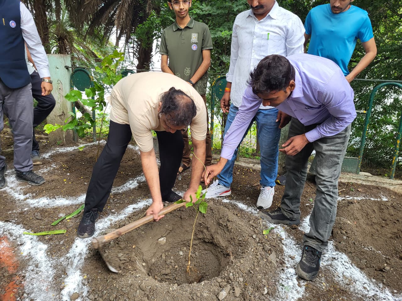IET-DAVV NSS Volunteers Join ‘Ek Ped Maa Ke Naam’ Initiative at Sirpur Talab